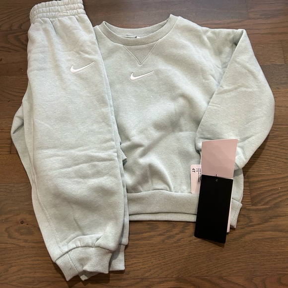 NWT Nike Toddler Set size 4T - Picture 1 of 2